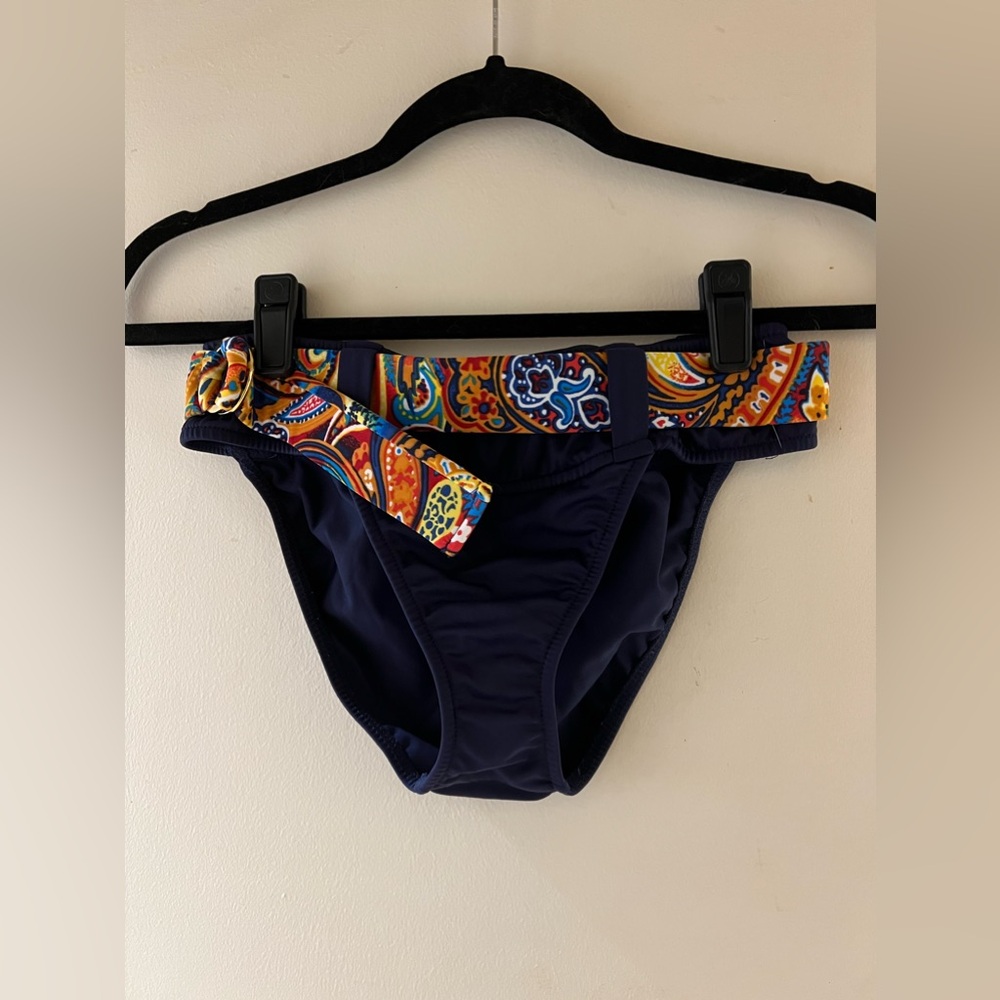 🦋 3/$25 🦋 Venus navy bikini bottom paisley belt